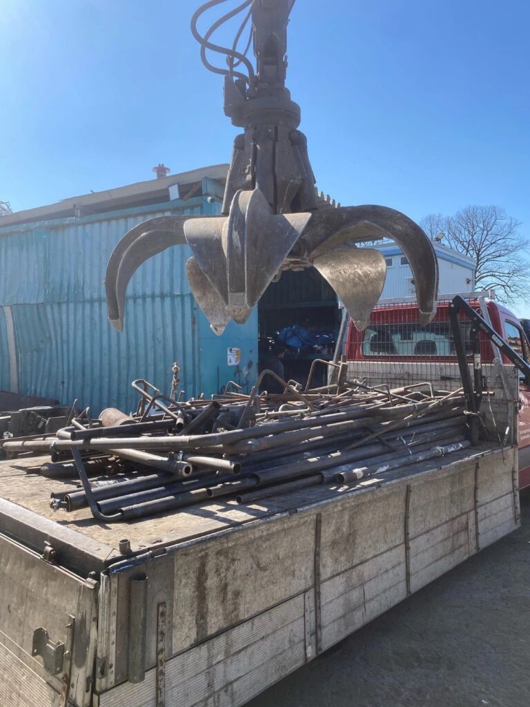 Schrottabholung Hagen – Zuverlässiger Service für die kostenlose Abholung von Altmetall, Elektroschrott und Mischschrott. Nachhaltiges Recycling und schnelle Termine für Privatpersonen und Unternehmen. Jetzt Termin vereinbaren und Platz schaffen